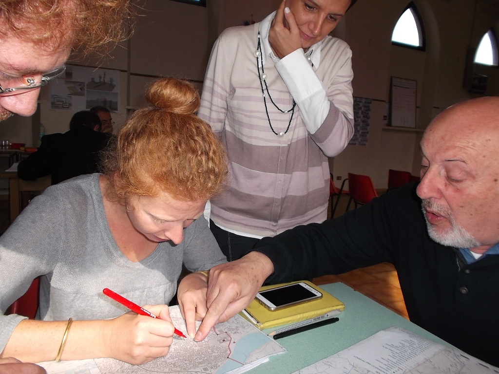 Gruppi di lavoro intenti a rispondere alle domande elaborate dagli organizzatori dell Incontro di progettazione partecipata. Nella foto: Assessore Daria Carmi alla cultura del Comune di Casale Monferrato [Foto di Silvio Garlasco].