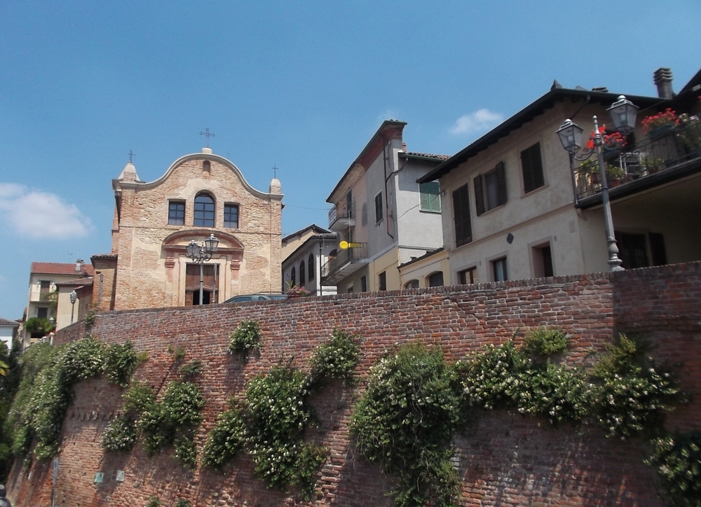 Veduta del bellissimo borgo storico di Fubine caratterizzato dalla pregevolissima Chiesa del Ponte e dai muri di sostegno in mattoni, ricoperti dalla lussureggiante vegetazione dei Capperi.