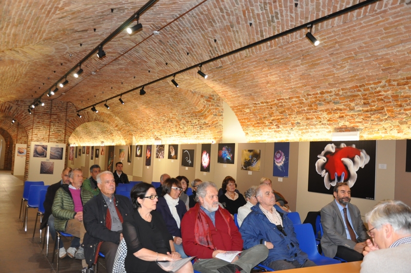 Avvio dei lavori della Celebrazione della Giornata europea delle Alberate ad Asti, giovedì 20 ottobre 2016. da parte del Presidente Angelo Porta del Circolo Legambiente Valtriversa presso la bellissima Sala del Parco Paleontologico dell Astigiano [Foto di Mirella Zitti].