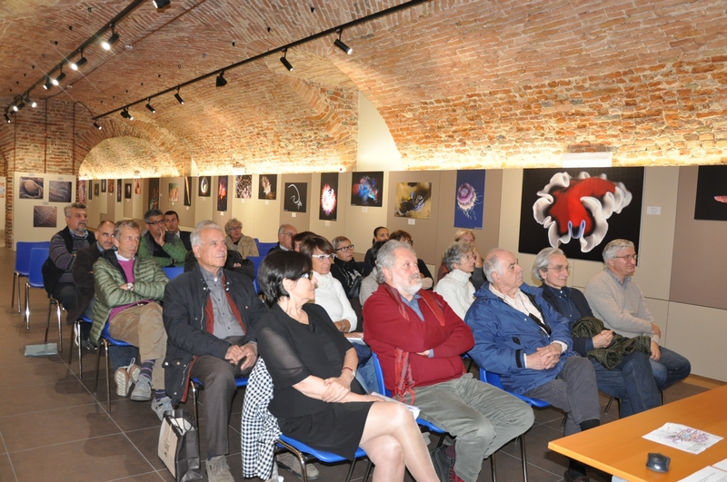 Veduta del numeroso ed attento pubblico presente in sala [Foto di Mirella Zitti].