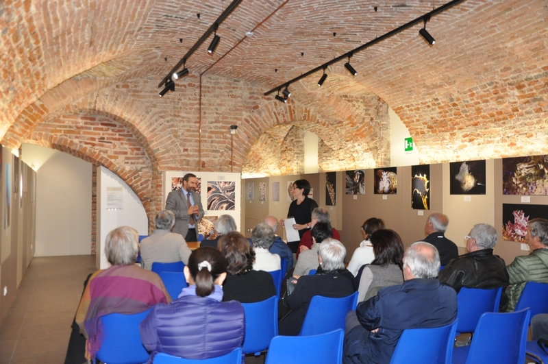 Presentazione da parte di Marco Devecchi della Prof.ssa Martine Féral per la lettura della lettera del Presidente Georges Pompidou al suo primo ministro, Monsieur Chaban-Delmas, del 17 luglio 1970 [Foto di Mirella Zitti].