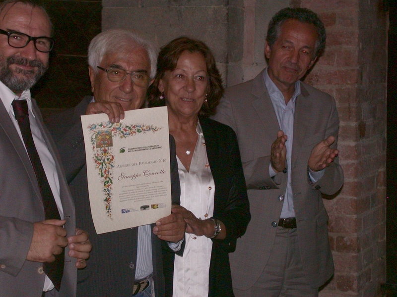 Momento della Consegna del Premio Alfiere del Paesaggio 2016 per il Parco forestale l "Alberone" a Giuseppe Conrotto [Foto di Mirella Zitti].