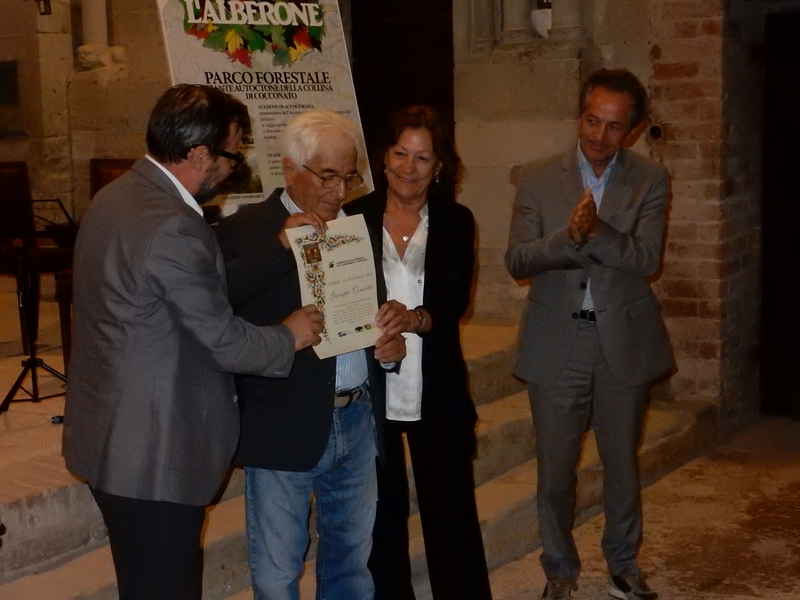 Foto ricordo con il Premiato, il Sig. Giuseppe Conrotto [Foto di Simone Lonati].