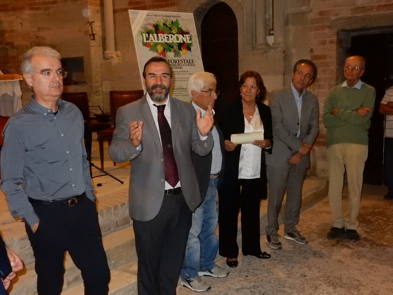 Foto ricordo con il Premiato, il Sig. Giuseppe Conrotto [Foto di Simone Lonati].