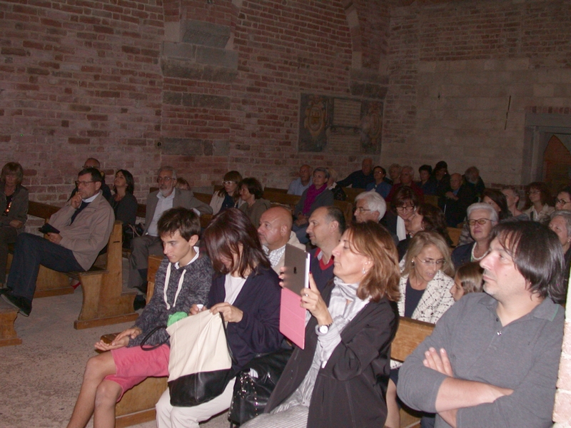 Veduta del folto ed interessato pubblico presente al Concerto all interno della Canonica di Santa Maria di Vezzolano.