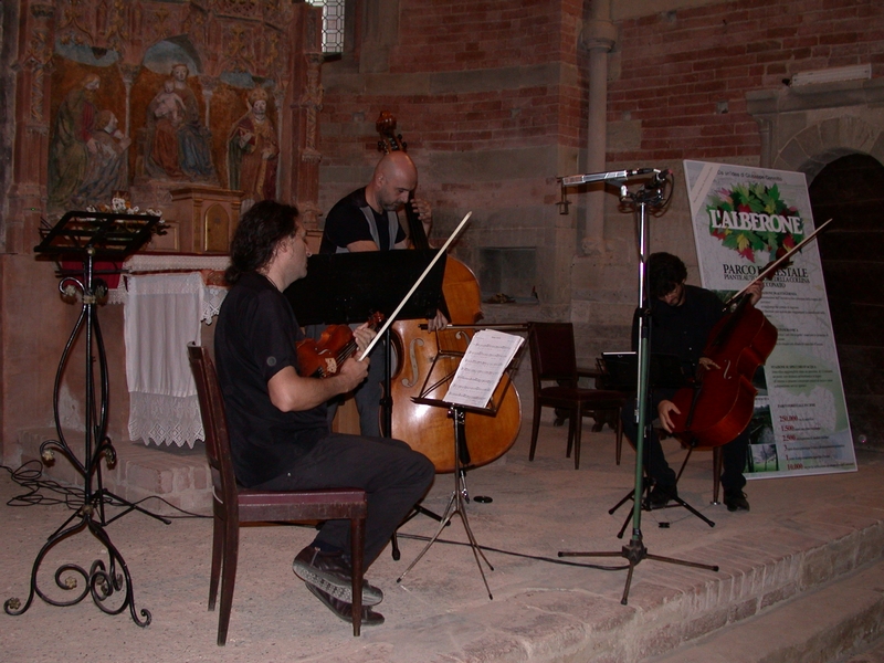 Esecuzione di brani musicali da parte del gruppo "Gli Archimedi" (Andrea Bertino, Violino - Luca Panicciari, Violoncello - Giorgio Boffa, Contrabbasso).