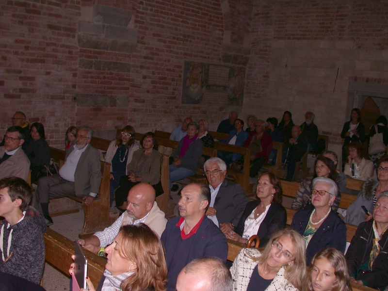Veduta del folto ed interessato pubblico presente al Concerto all interno della Canonica di Santa Maria di Vezzolano.
