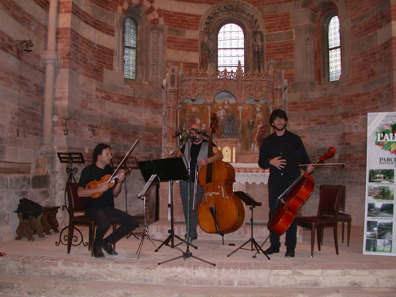 Esecuzione di brani musicali da parte del gruppo "Gli Archimedi" (Andrea Bertino, Violino - Luca Panicciari, Violoncello - Giorgio Boffa, Contrabbasso).