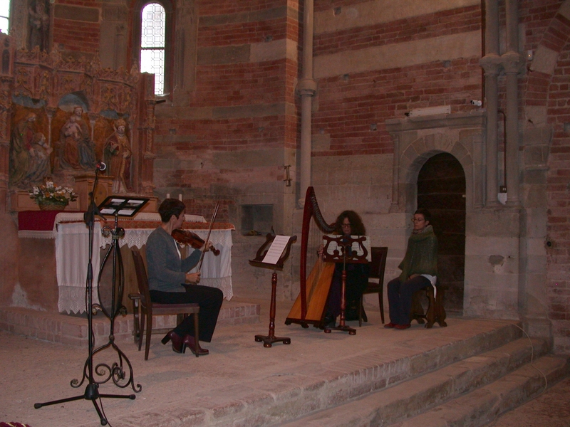 Esecuzione di brani musicali da parte di Laura Ventura (Violino) e Michela Marcacci (Arpa).