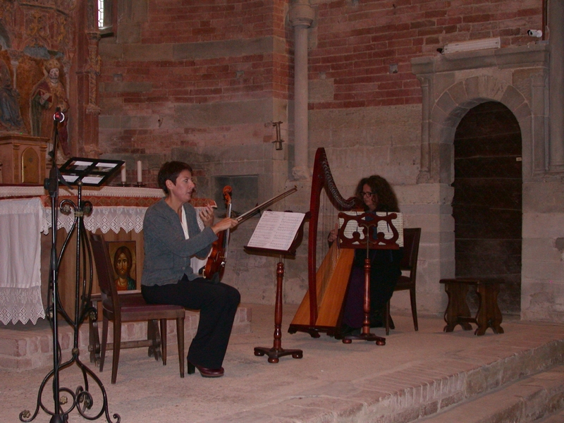 Esecuzione di brani musicali da parte di Laura Ventura (Violino) e Michela Marcacci (Arpa).