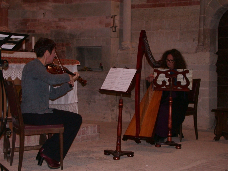 Esecuzione di brani musicali da parte di Laura Ventura (Violino) e Michela Marcacci (Arpa).