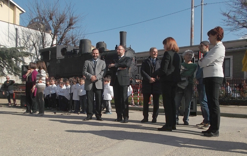 Avvio della cerimonia di inaugurazione della "Green Wall" nel cortile della Scuola elementare Galileo Ferraris ad Asti. Nella foto da (sx): Prof. Marco Devecchi (Presidente dell Osservatorio del Paesaggio per il Monferrato e l Astigiano), Dott. Maurizio Rasero (Vice presidente della Fondazione Cassa di Risparmio di Asti), Dott. Aldo Pia (Presidente della Cassa di Risparmio di Asti), Prof.ssa Alessandra Longo (Dirigente del Terzo Circolo), Prof. Gianfranco Miroglio (Presidente del Parco paleontologico astigiano) e Dott. Alessandro Boano (Consigliere del Parco paleontologico astigiano).