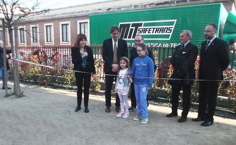 Taglio del nastro di inaugurazione della "Green Wall" nel cortile della Scuola elementare Galileo Ferraris ad Asti da parte di due bambine della scuola assieme al Sindaco di Asti, Avv. Fabrizio Brignolo. 