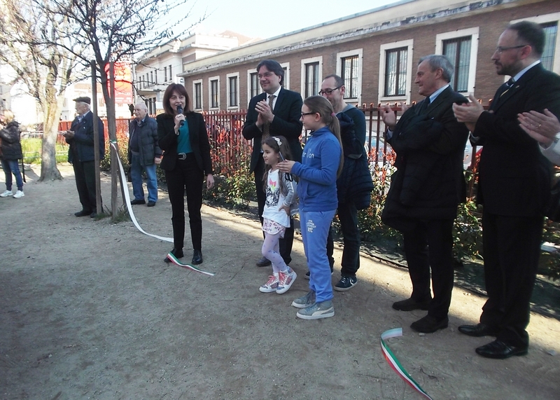 Taglio del nastro di inaugurazione della "Green Wall" nel cortile della Scuola elementare Galileo Ferraris ad Asti da parte di due bambine della scuola assieme al Sindaco di Asti, Avv. Fabrizio Brignolo. 