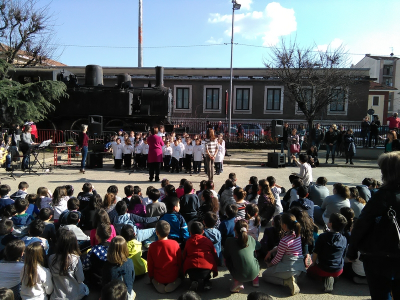 Taglio del nastro di inaugurazione della "Green Wall" nel cortile della Scuola elementare Galileo Ferraris ad Asti da parte di due bambine della scuola assieme al Sindaco di Asti, Avv. Fabrizio Brignolo. 