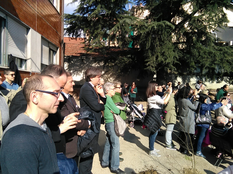 Ascolto del coro di bambini nel cortile della Scuola elementare Galileo Ferraris in occasione della Cerimonia di inaugurazione della nuova siepe "Green Wall".