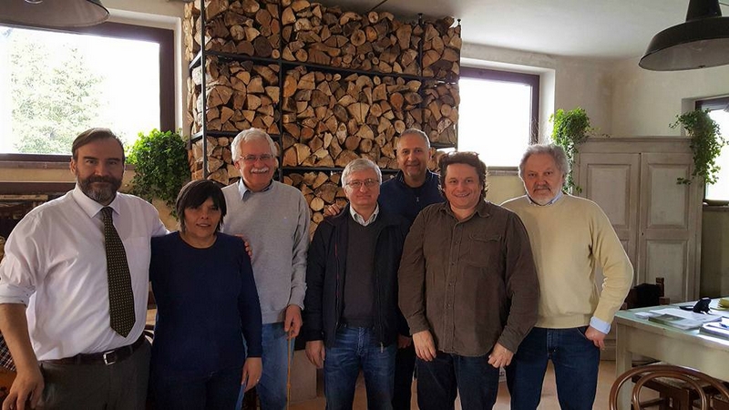 Foto ricordo ad avvio del Momento di studio e di riflessione su "Referendum trivelle: noi diciamo Sì". Da (sx) Marco Devecchi (Presidente dell Osservatorio del Monferrato e dell Astigiano), Laura Ortu (Vice Presidente dell associazione a Difesa della Piana Villanovese", Salvatore Suriani; Angelo Porta (Presidente del Circolo Legambiente Valtriversa); Dario Giordano; Andrea Maria Pirollo (Fondatore di Ca  Mariuccia) e Giancarlo Dapavo (Presidente del Circolo Legambiente Gaia di Asti.