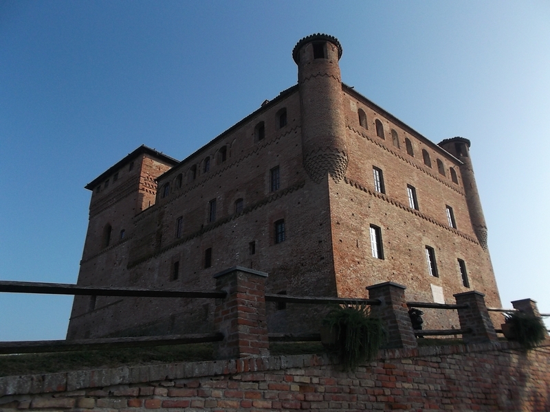 Veduta del magnifico Castello di Grinzane Cavour, Sede della Cerimonia di Consegna dell Omaggio "Langhe-Roero e Monferrato: onde di bellezza e geometrie coltive nei paesaggi e nei paesi del vino".