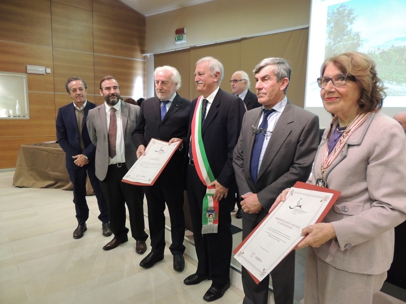 Consegna dell Omaggio "Langhe-Roero e Monferrato: onde di bellezza e geometrie coltive nei paesaggi e nei paesi del vino" da parte del Senatore Tommaso Zanoletti al Dott. Carlo Cerrato e al Dott. Riccardo Durando (Vice Sindaco) (Curatori della Vigna del Papa di Portacomaro) e al Sindaco Valter Pierini di Portacomaro.