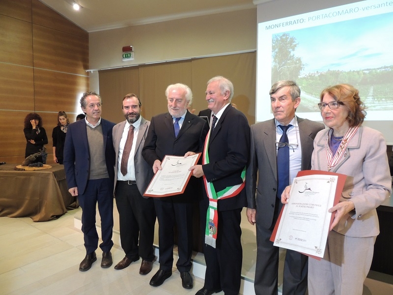 Consegna dell Omaggio "Langhe-Roero e Monferrato: onde di bellezza e geometrie coltive nei paesaggi e nei paesi del vino" da parte del Senatore Tommaso Zanoletti al Dott. Carlo Cerrato e al Dott. Riccardo Durando (Vice Sindaco) (Curatori della Vigna del Papa di Portacomaro) e al Sindaco Valter Pierini di Portacomaro. Nella foto (sx) l Assessore Giorgio Ferrero all Agricoltura della Regione Piemonte e il Prof. Marco Devecchi (Presidente dell Osservatorio del Paesaggio per il Monferrato e l Astigiano).