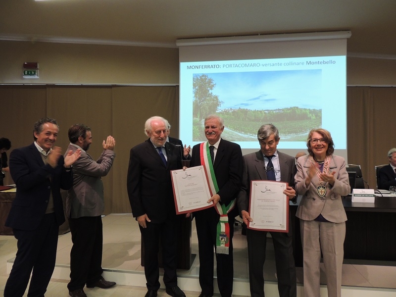 Consegna dell Omaggio "Langhe-Roero e Monferrato: onde di bellezza e geometrie coltive nei paesaggi e nei paesi del vino" da parte del Senatore Tommaso Zanoletti al Dott. Carlo Cerrato e al Dott. Riccardo Durando (Vice Sindaco) (Curatori della Vigna del Papa di Portacomaro) e al Sindaco Valter Pierini di Portacomaro.