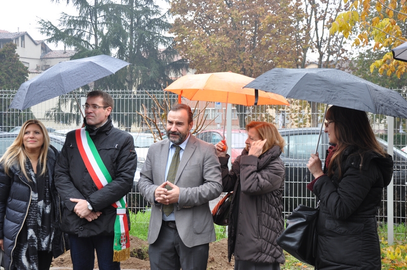 Ricordo da parte del Prof. Marco Devecchi del Prof. Renato Bordone e spiegazione della scelta dell albero a lui dedicato [Foto di fabrizio Aimar].