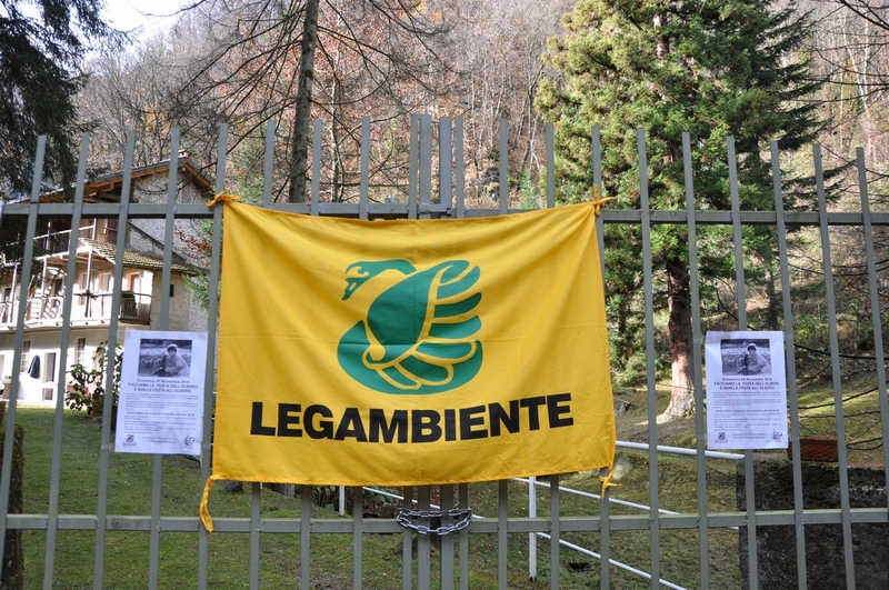 Bandiera di Legambiente alla Vallaccia di Varallo Sesia.