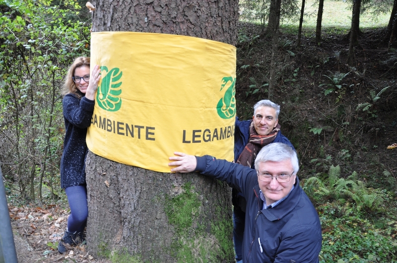 Festa degli alberi a Varallo Sesia con un abbraccio da parte di Legambiente ai patriarchi arborei della Vallaccia. Nella foto da (sx): la Presidente MICHELA SERICANO del Circolo Legambiente Alessandria, il Dott. Damiano Zampinetti e il Presidente ANGELO PORTA del Circolo Legambiente Valtriversa.