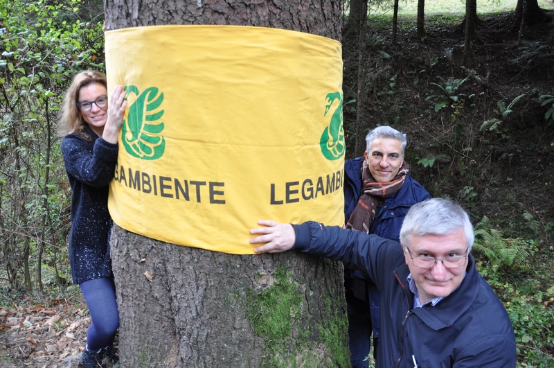 Abbraccio all albero da parte di Damiano Zampinetti, del Presidente ANGELO PORTA del Circolo Legambiente Valtriversa e dellla Presidente MICHELA SERICANO del Circolo Legambiente Alessandria.