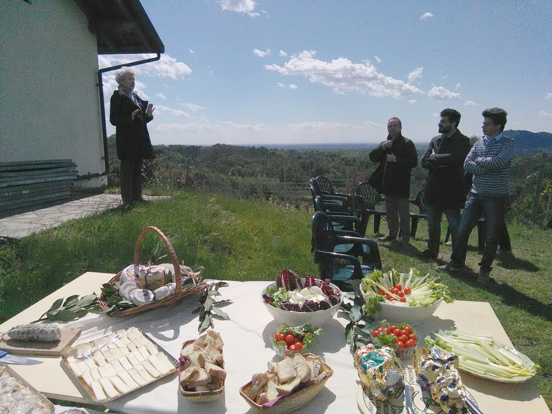 Momento conviviale al termine del sopralluogo di studio con gli straordinari prodotti del territorio in un punto panoramico di eccezionale valore per apprezzare il paesaggio locale.