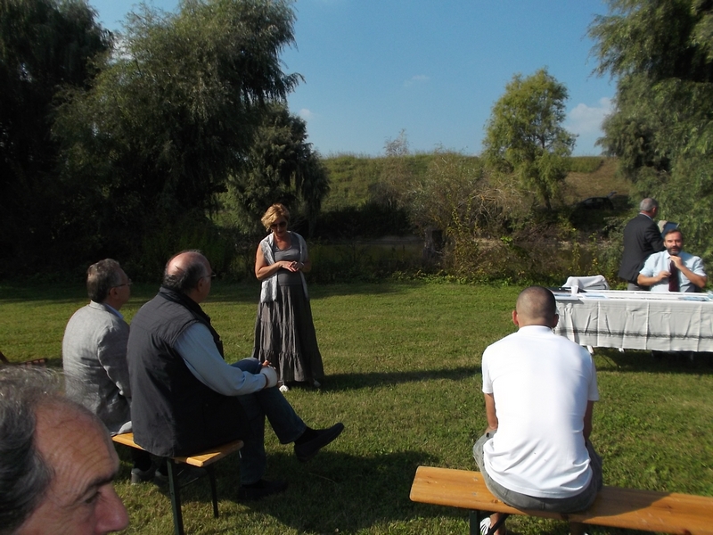 Introduzione alla Richiesta di Dichiarazione di notevole interesse pubblico da parte della Presidente Francesca Saglio del Comitato per la Salvaguardia del Lago di Arignano [FOTO DI ANGELO PORTA]. 