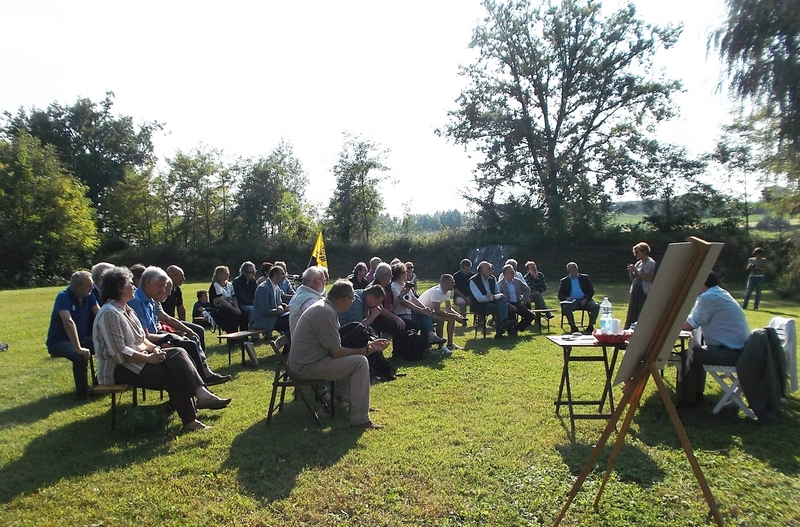 Introduzione alla Richiesta di Dichiarazione di notevole interesse pubblico da parte della Presidente Francesca Saglio del Comitato per la Salvaguardia del Lago di Arignano [FOTO DI ANGELO PORTA]. 