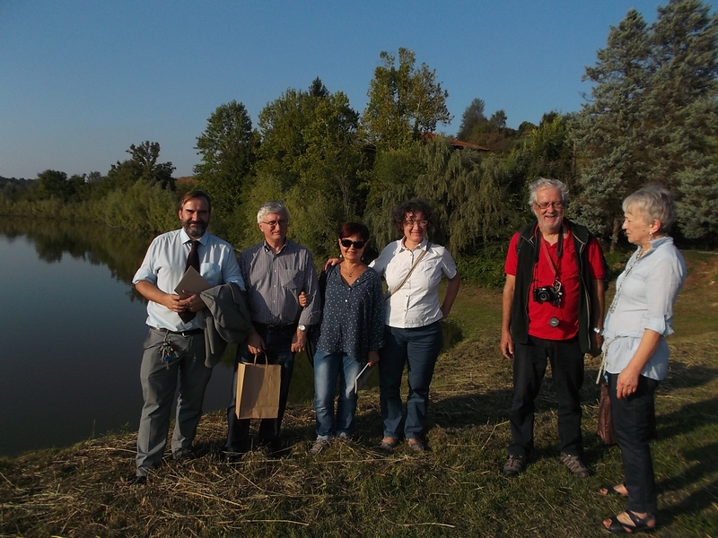 Foto ricordo con i partecipanti all incontro. Tra questi i Presidenti dei Circoli di Legambiente Valtriversa (Angelo Porta) e Collegno (Anna Rinaldi) e il Presidente dell Osservatorio del Paesaggio per il Monferrato e l Astigiano (Marco Devecchi) al termine della Richiesta di Dichiarazione di notevole interesse pubblico del paesaggio del Lago di Arignano [FOTO DI GIANCARLO DAPAVO]. 