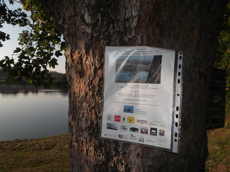 Depliant informativo della presentazione della "Richiesta di Dichiarazione di notevole interesse del Paesaggio del Lago di Arignano", in base al Codice dei Beni culturali e del Paesaggio.