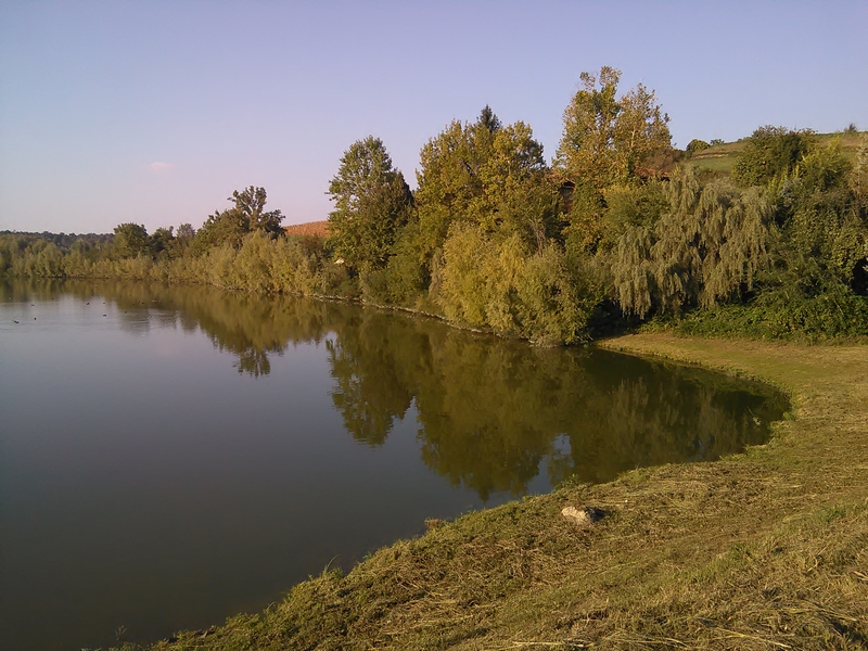 Veduta del Lago di Arignano, caratterizzato da un paesaggio di particolare valore da un punto di visto storico-ambientale ed oggetto della Richiesta di Dichiarazione di notevole interesse pubblico ai sensi del Codice dei Beni culturali e del Paesaggio.