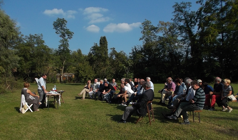 Momento della presentazione da parte di FRANCESCA SAGLIO (Presidente del Comitato per la Salvaguardia del Lago di Arignano) e di MARCO DEVECCHI presso il Mulino di Arignano della Richiesta di "Dichiarazione del notevole interesse pubblico del Lago di Arignano e dei Beni storico-culturali" ai sensi dell Art. 136, comma 1, lettera c) e d) del D.lgs. n. 42/2004 recante "Codice di beni culturali e del paesaggio" [FOTO DI ANGELO PORTA]. 