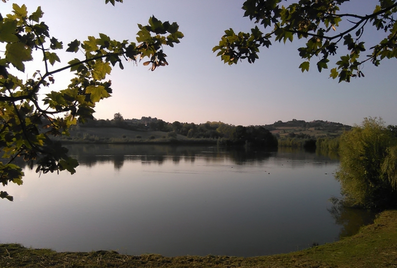 Veduta del Lago di Arignano, caratterizzato da un paesaggio di particolare valore da un punto di visto storico-ambientale ed oggetto della Richiesta di Dichiarazione di notevole interesse pubblico ai sensi del Codice dei Beni culturali e del Paesaggio.