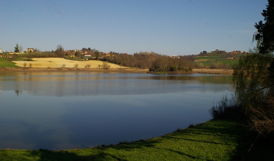 Veduta dello straordinario paesaggio del Lago di Arignano, oggetto della Richiesta di Dichiarazione di notevole interesse pubblico ai sensi del Codice dei Beni culturali e del paesaggio (Codice Urbani).