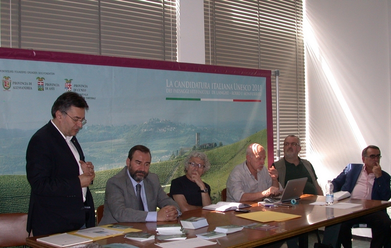 Riflessione introduttiva da parte del Dott. Roberto Cerrato, Direttore dell Associazione per il Patrimonio dei paesaggi vitivinicoli di Langhe-Roero e Monferrato. Al Tavolo dei relatori da (sx): Dott. Roberto Cerrato (Direttore dell Associazione per il Patrimonio dei paesaggi vitivinicoli di Langhe-Roero e Monferrato), Prof. Marco Devecchi, (Presidente dell Osservatorio del Paesaggio per il Monferrato e l Astigiano), Prof. Gianfranco Miroglio, (Presidente del Parco paleontologico astigiano), Dott. Adriano Da Re (Presidente dell Associazione Amici di Calosso), Nico Marinetto (LIPU Astigiana) e Dott. Giuseppe Ugonia (Sindaco di Calosso)  [Foto di Mirella Zitti].
