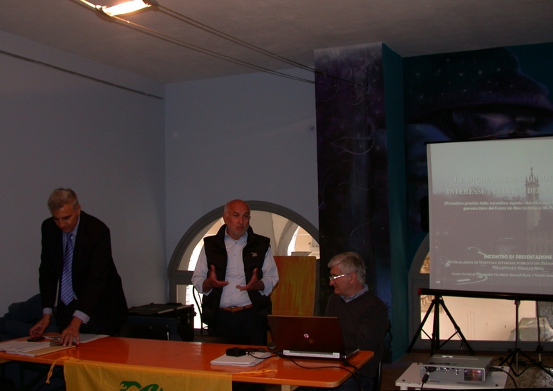Avvio da parte del rappresentante Agostino Veronese del Gruppo Valsesia del Circolo Legambiente del Vercellese dell incontro di presentazione della "Richiesta di Dichiarazione di notevole interesse pubblico del paesaggio della Regione Vallaccia di Varallo Sesia (VC)" [Foto di Mirella Zitti].