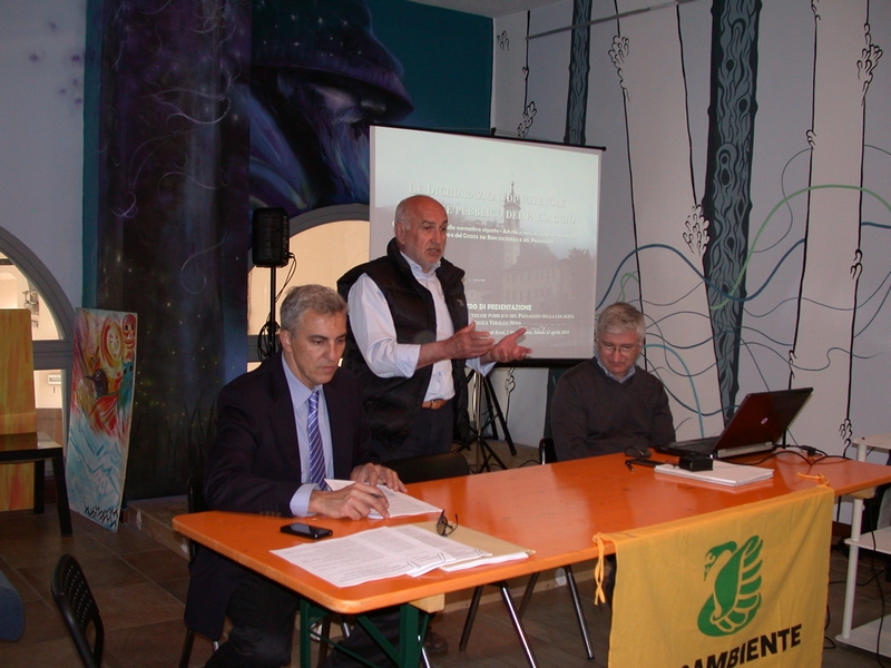 Avvio da parte del rappresentante Agostino Veronese del Gruppo Valsesia del Circolo Legambiente del Vercellese dell incontro di presentazione della "Richiesta di Dichiarazione di notevole interesse pubblico del paesaggio della Regione Vallaccia di Varallo Sesia (VC)", ai sensi dell  articolo 136 e successivi del decreto legislativo n. 42 del 22 gennaio 2004 - Codice dei Beni culturali e del Paesaggio, presso il Centro Servizi al Volontariato di Varallo Sesia. Nella foto: a (sx) Dott. Damiano Zampinetti, sostenitore della Richiesta, e a (dx) Dott. Angelo Porta, Presidente del Circolo Legambiente Valtriversa [Foto di Mirella Zitti].