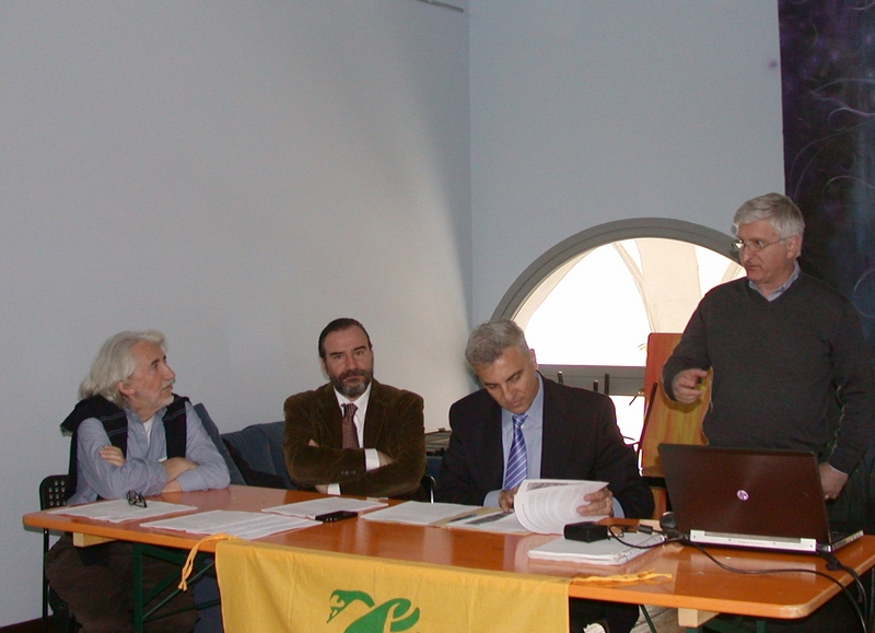 Esame da parte del Dott. Angelo Porta (Presidente del Circolo Legambiente Valtriversa) delle norme del Codice della Strada in riferimento alla gestione degli alberi lungo la rete viaria [Foto di Mirella Zitti].