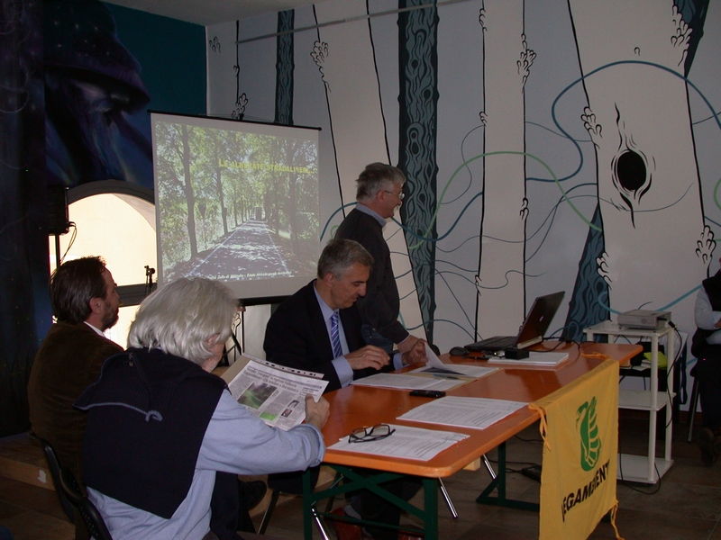 Esame da parte del Dott. Angelo Porta (Presidente del Circolo Legambiente Valtriversa) delle norme del Codice della Strada in riferimento alla gestione degli alberi lungo la rete viaria [Foto di Mirella Zitti].