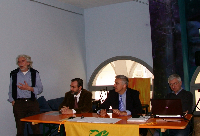 Riflessioni da parte del Dott. Gian Piero Godio (Presidente del Circolo Legambiente del Vercellese) della "Richiesta di Dichiarazione di notevole interesse pubblico del paesaggio della Regione Vallaccia di Varallo Sesia (VC)", ai sensi dell  articolo 136 e successivi del decreto legislativo n. 42 del 22 gennaio 2004 - Codice dei Beni culturali e del Paesaggio, presso il Centro Servizi al Volontariato di Varallo Sesia. Nella foto: da (sx) Dott. Gian Piero Godio, Prof. Marco Devecchi (Presidente dell Osservatorio del Paesaggio per il Monferrato e l Astigiano), Dott. Damiano Zampinetti (Sostenitore della Richiesta) e Dott. Angelo Porta (Presidente del Circolo Legambiente Valtriversa) [Foto di Mirella Zitti].