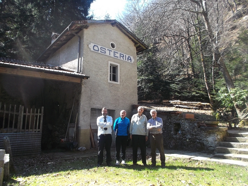 Visita di studio al paesaggio della Vallaccia a Varallo Sesia. Nella foto ricordo al termine del sopralluogo: da (sx) Marco Devecchi (Osservatorio del Paesaggio per il Monferrato e l Astigiano), Agostino Veronese del Gruppo Valsesia del Circolo Legambiente del Vercellese, Sig. Zampinetti e Angelo Porta (Circolo Legambiente Valtriversa [Foto di Damiano Zampinetti].