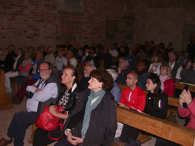 Folto pubblico presente al Concerto del Gruppo di Musica antica La Ghironda dal titolo "Echo la primavera" presso la Canonica di Santa Maria di Vezzolano.