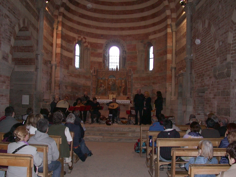 Esecuzione di Brani di musiche medioevali dei secoli XIII e XIV nella suggestiva Canonica di Santa Maria di Vezzolano.