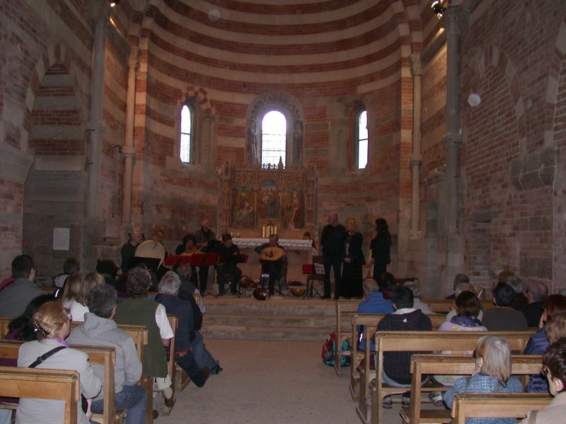 Esecuzione di Brani di musiche medioevali dei secoli XIII e XIV nella suggestiva Canonica di Santa Maria di Vezzolano.