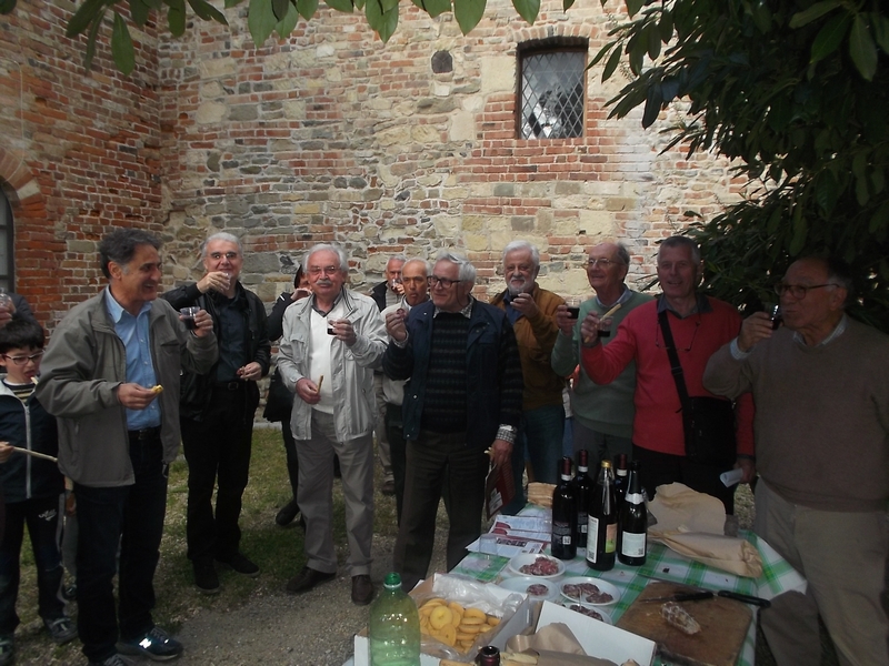 Brindisi nella corte interna della Canonica di Santa Maria di Vezzolano al termine della VIII Settimana del Romanico astigiano.