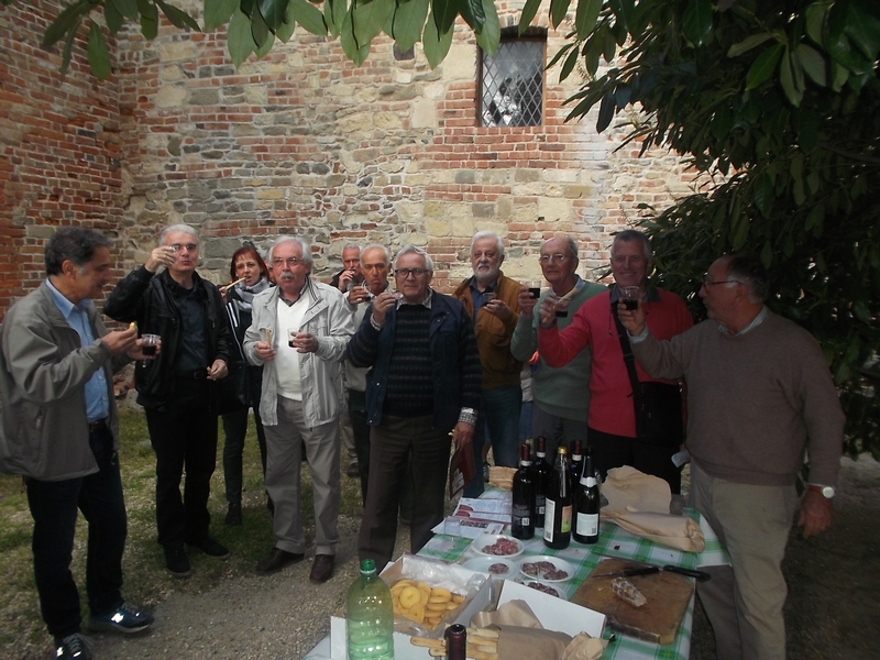 Brindisi nella corte interna della Canonica di Santa Maria di Vezzolano al termine della VIII Settimana del Romanico astigiano.